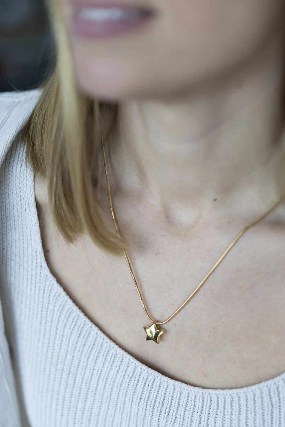 Goldene Herzkette am Hals