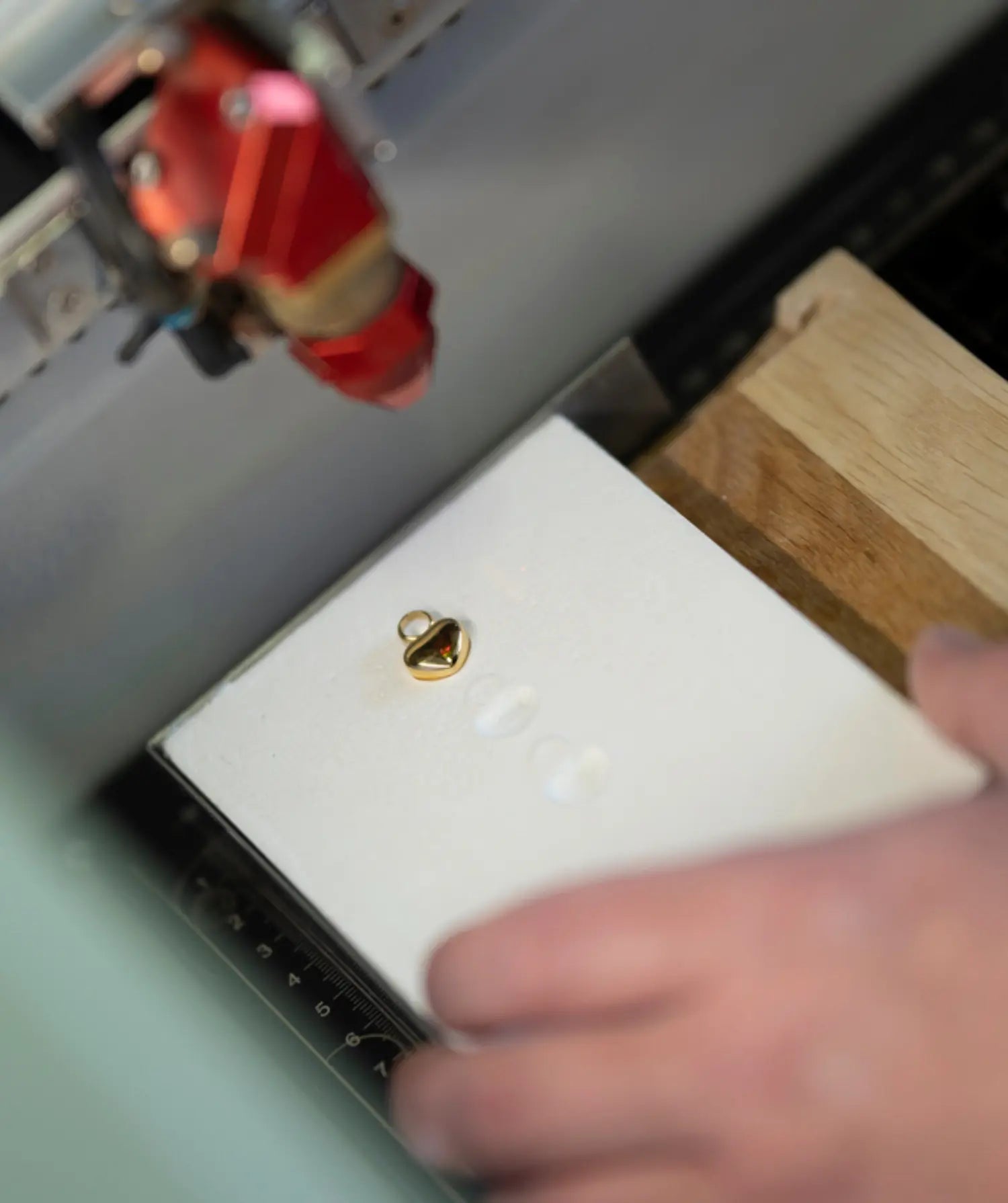 Lasergravur eines goldenen Herzanhängers