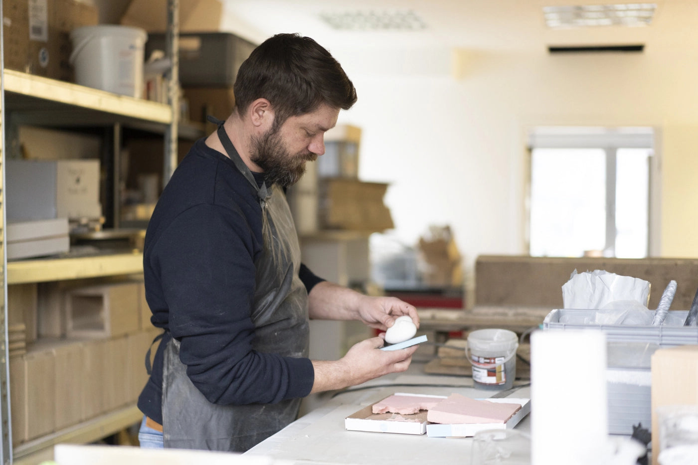 Andi, Auftragslead bei Mooleo in der Werkstatt in Hamm beim Schleifen eines Handschmeichlers