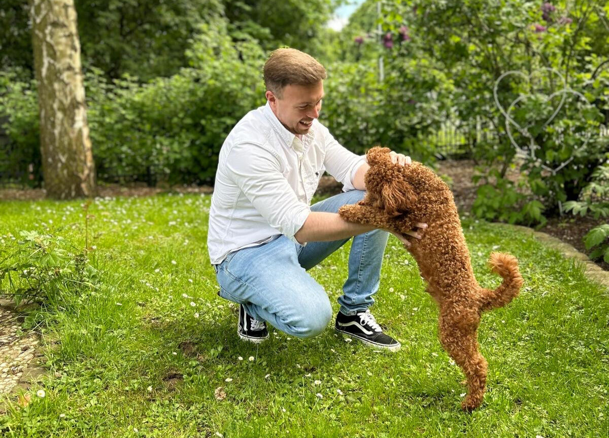 Max, Gründer von Mooleo mit seinem Hund im Garten 