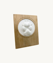 Pfotenabdruck Hund aus weißem Gips eingefasst in Holzaufsteller
