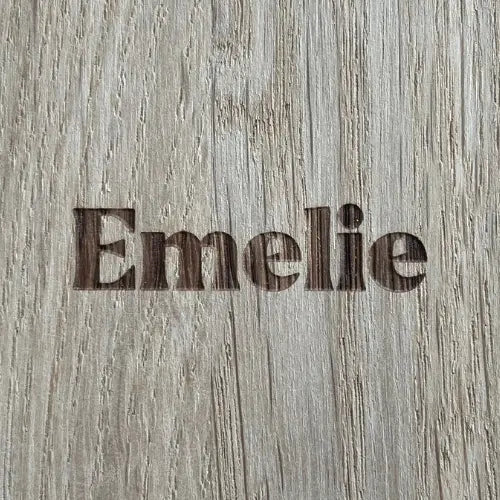 Name Emelie graviert auf Holz in Schriftart 2