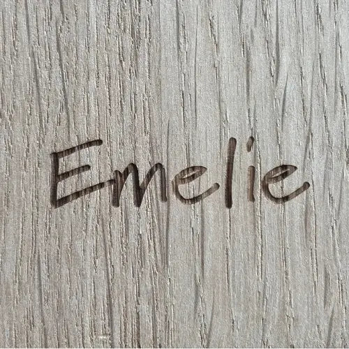Name Emelie graviert auf Holz in Schriftart 6