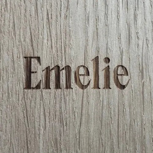 Name Emelie graviert auf Holz in Schriftart 7